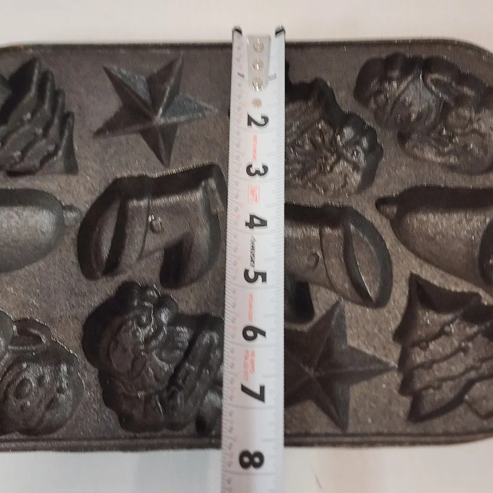 Vintage Style Cast‎ Iron Christmas Holiday 12 Mold Muffin Cornbread Baking Pan